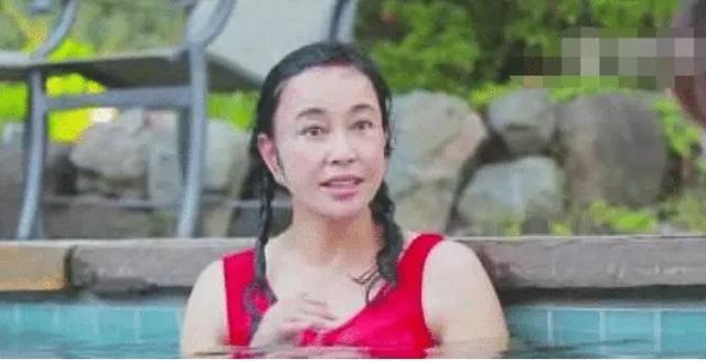 64岁刘晓庆真人什么样？看她在泳池内现原形，网友：谁家奶奶？