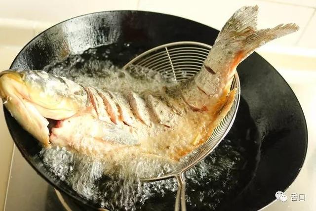 糖醋鱼，一种大人小孩都爱吃的美食，你知道它是怎么做的吗？