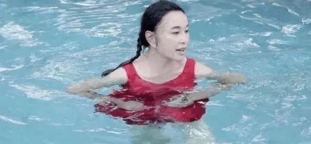 64岁刘晓庆真人什么样？看她在泳池内现原形，网友：谁家奶奶？